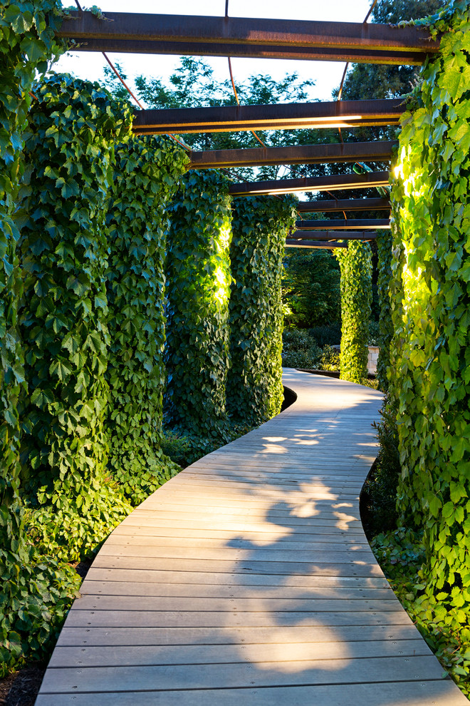 Cette photo montre un aménagement d'entrée ou allée de jardin tendance avec une exposition partiellement ombragée et une terrasse en bois.