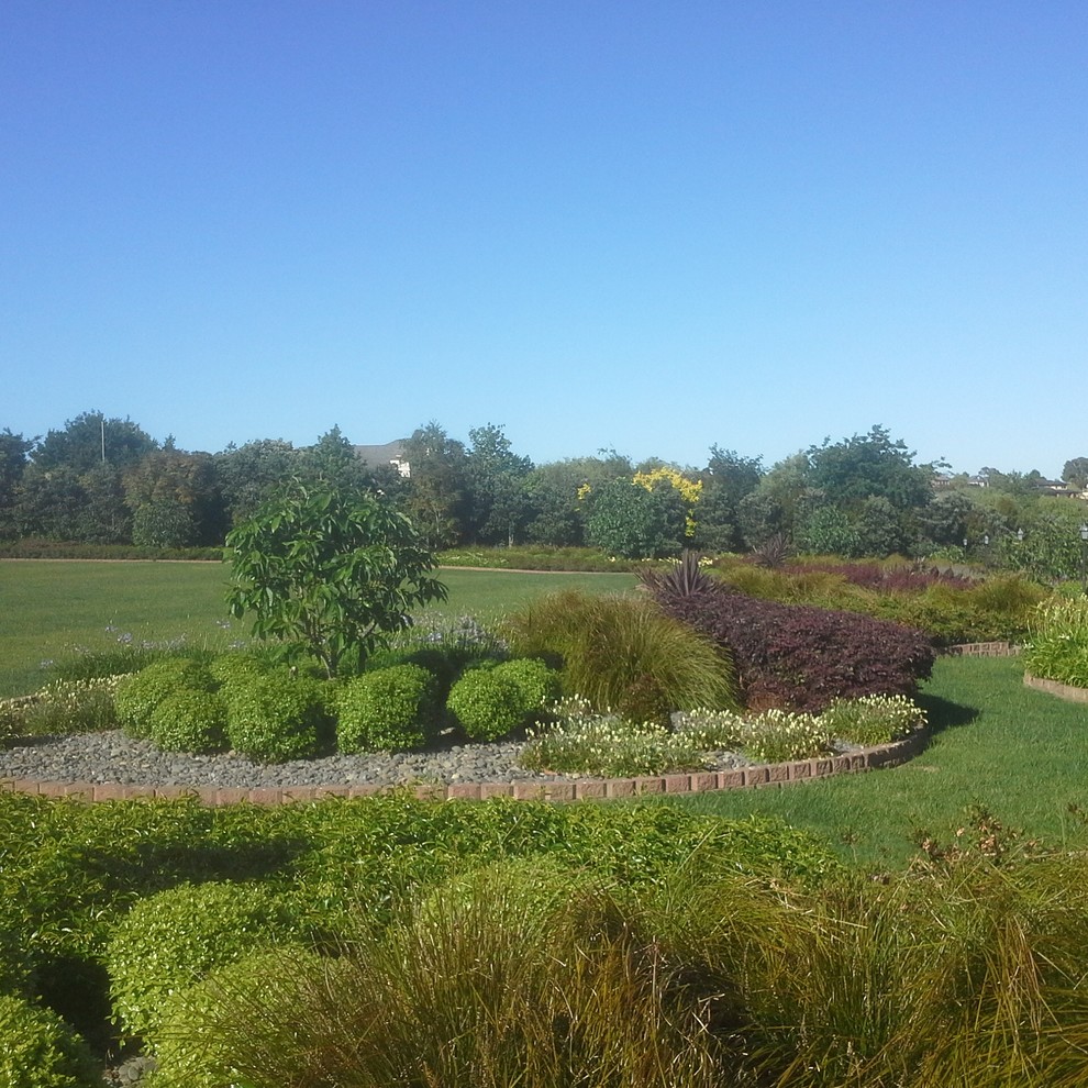 Inspiration for a huge farmhouse full sun backyard mulch formal garden in Auckland for summer.