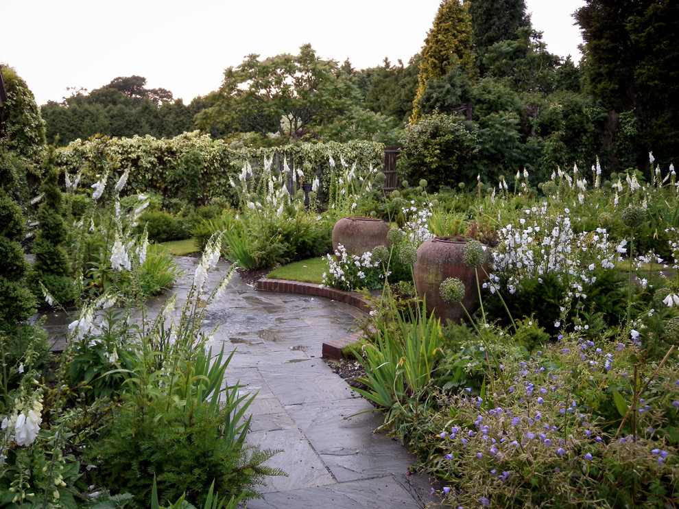 Idee per un ampio giardino chic esposto in pieno sole dietro casa in estate con fontane e pavimentazioni in pietra naturale