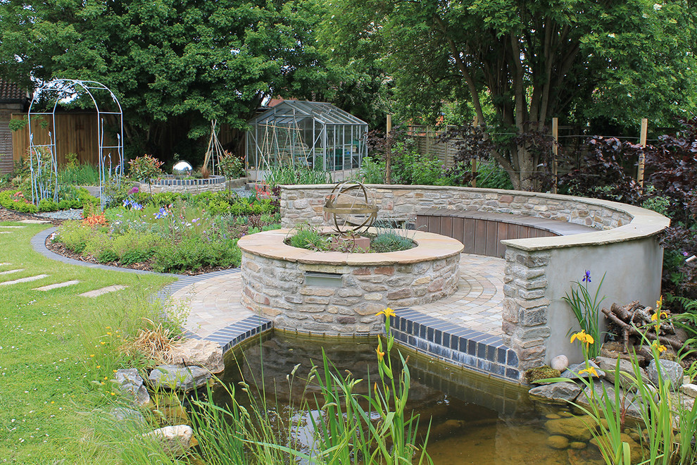 他の地域にある中くらいなトラディショナルスタイルのおしゃれな裏庭 (池、天然石敷き) の写真