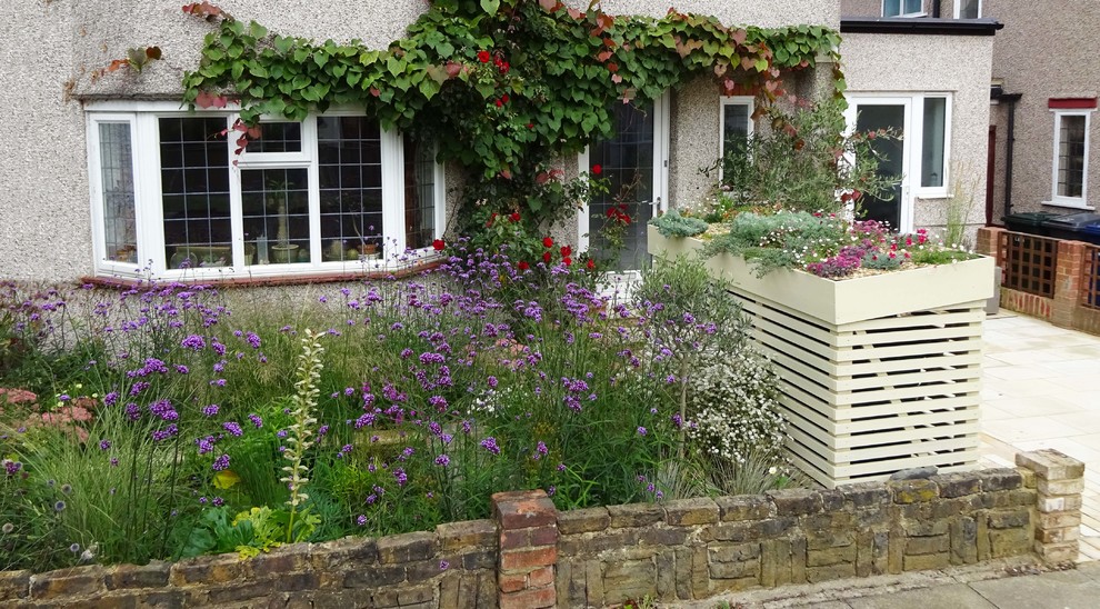 Kleiner Klassischer Garten im Sommer mit Auffahrt, direkter Sonneneinstrahlung und Natursteinplatten in London