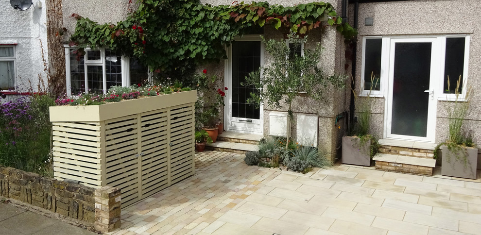 Kleiner Moderner Garten im Sommer mit Auffahrt, direkter Sonneneinstrahlung und Natursteinplatten in London