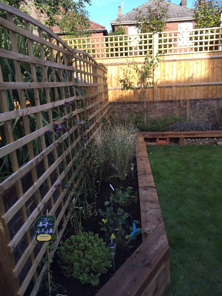 Идея дизайна: маленький участок и сад на заднем дворе в классическом стиле с полуденной тенью для на участке и в саду