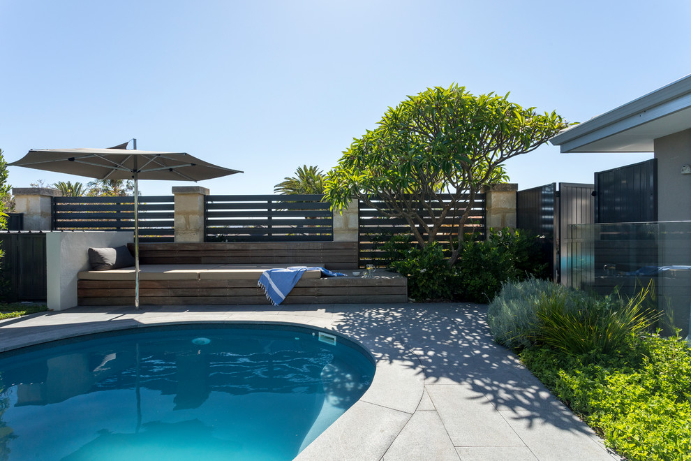 Geometrischer, Mittelgroßer, Halbschattiger Garten hinter dem Haus mit Kübelpflanzen und Natursteinplatten in Perth