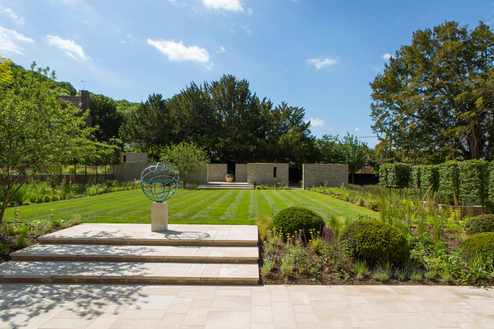 Идея дизайна: огромный солнечный участок и сад на заднем дворе в современном стиле с хорошей освещенностью и покрытием из каменной брусчатки
