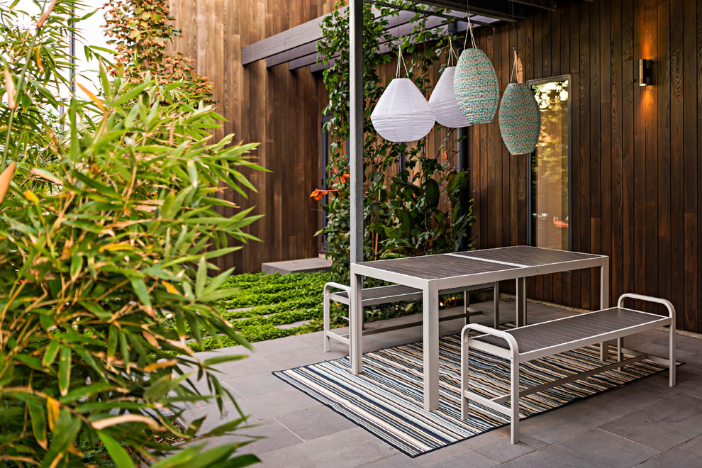 Свежая идея для дизайна: маленький регулярный сад на заднем дворе в восточном стиле для на участке и в саду - отличное фото интерьера