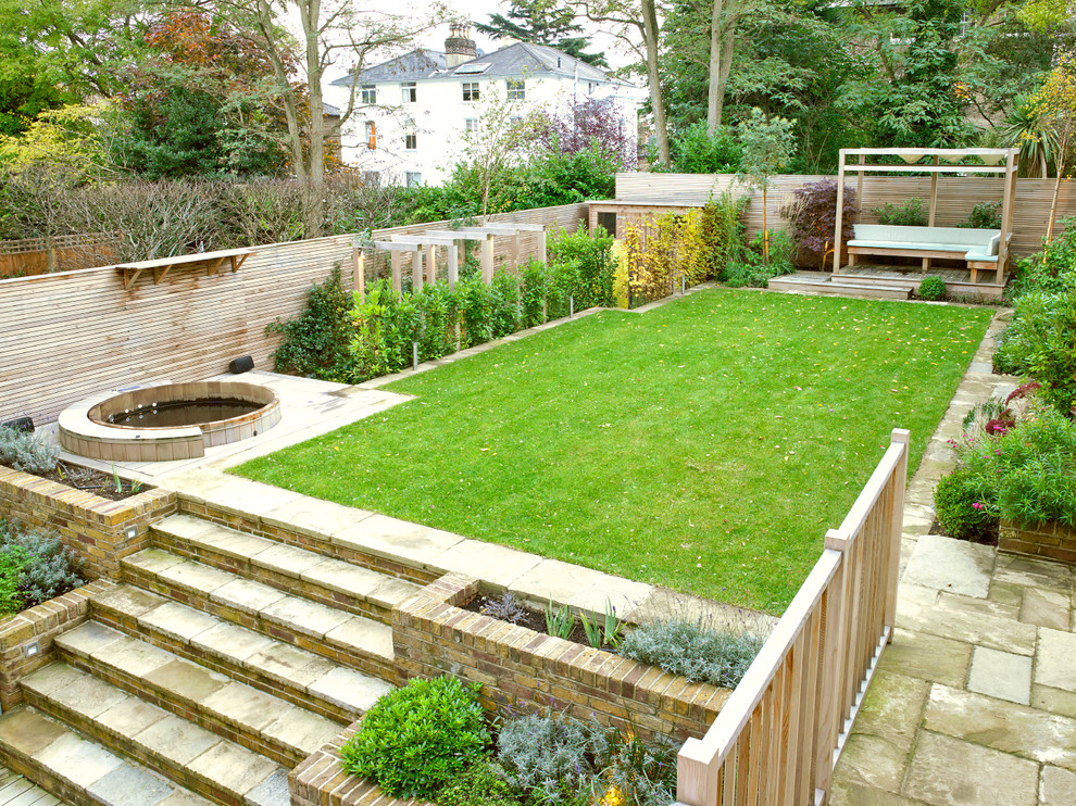 Ejemplo de jardín clásico renovado de tamaño medio en verano en patio trasero con huerto, jardín francés, exposición parcial al sol y adoquines de piedra natural