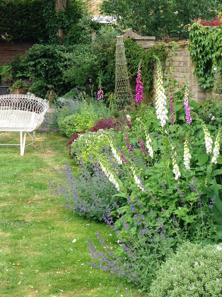Mittelgroßer, Halbschattiger Shabby-Chic Garten im Sommer, hinter dem Haus mit Natursteinplatten in London