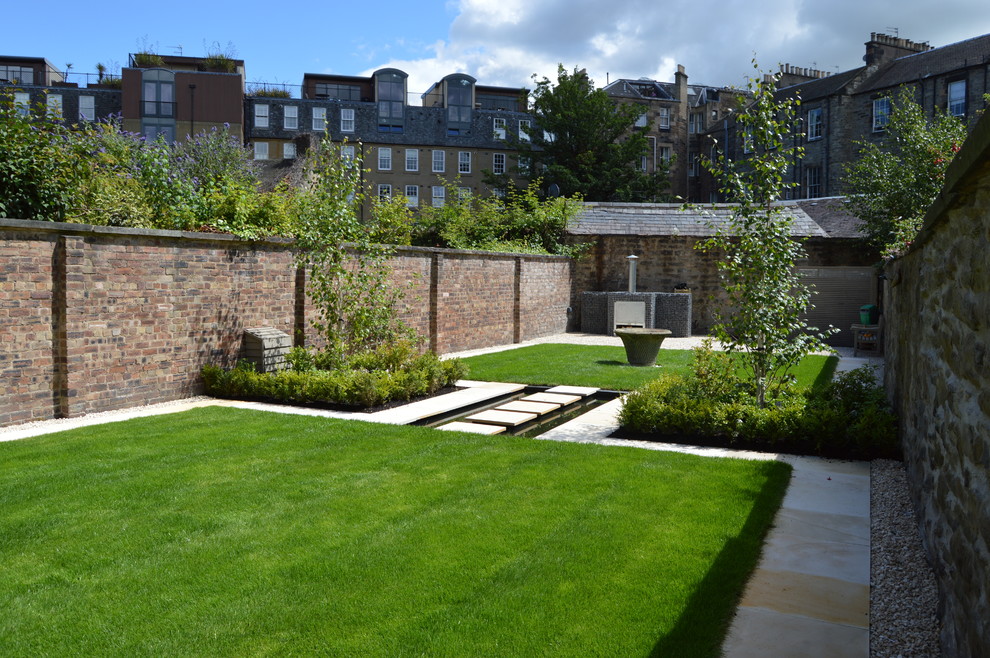 Идея дизайна: участок и сад на заднем дворе в классическом стиле с газонным бордюром