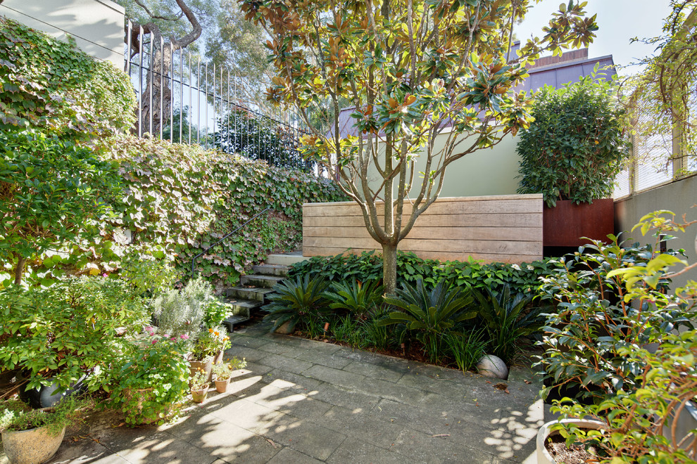 Klassischer Garten mit Natursteinplatten in Sydney