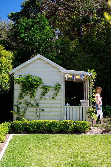 Imagen de jardín clásico de tamaño medio con parque infantil