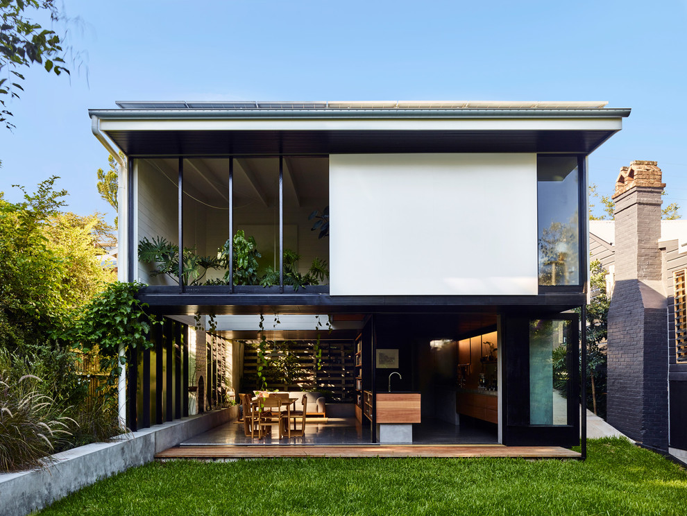 Immagine di un giardino xeriscape minimalista esposto in pieno sole di medie dimensioni e dietro casa in estate con pedane