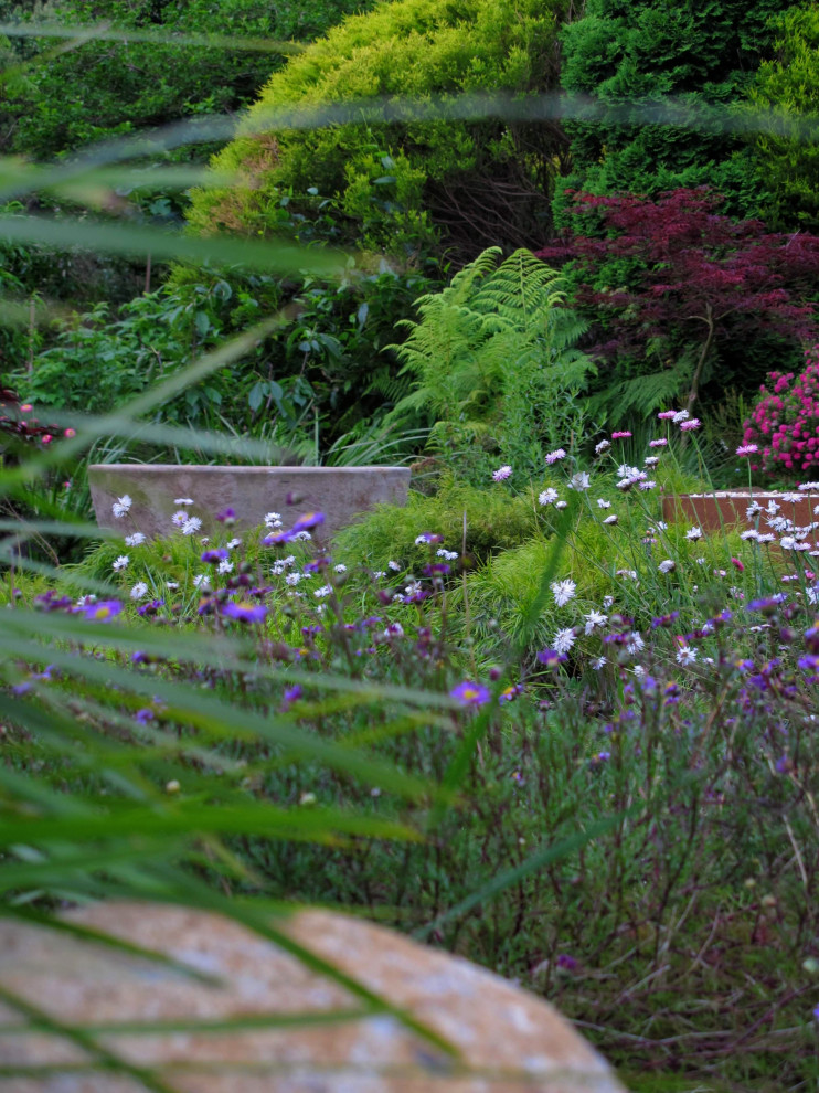 Esempio di un grande giardino country esposto a mezz'ombra davanti casa con sassi di fiume