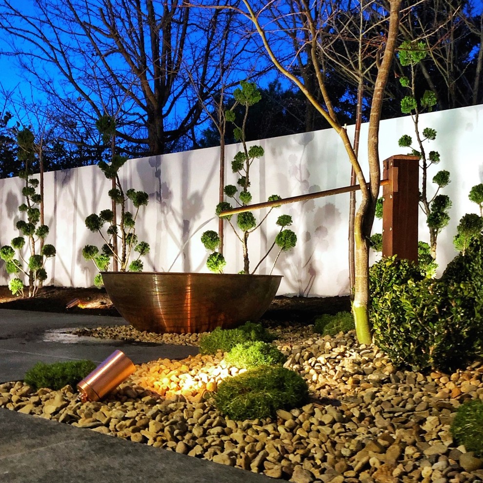 Geometrischer, Kleiner, Halbschattiger Moderner Garten im Innenhof im Frühling mit Natursteinplatten in Canberra - Queanbeyan
