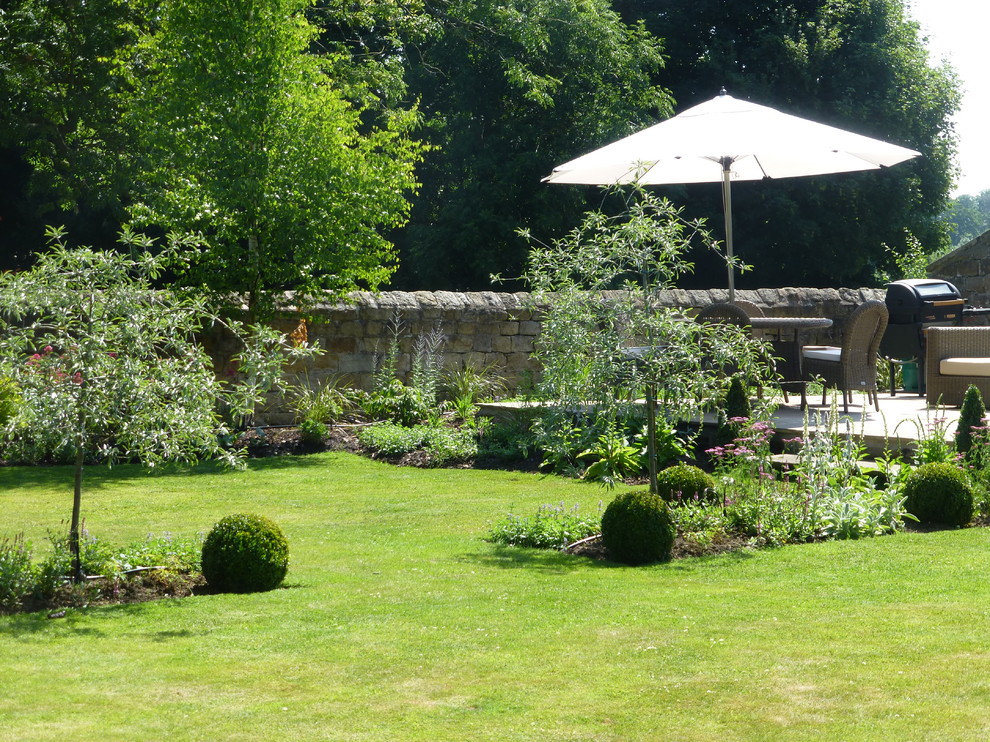 Immagine di un giardino country esposto a mezz'ombra di medie dimensioni e dietro casa in estate con pavimentazioni in pietra naturale