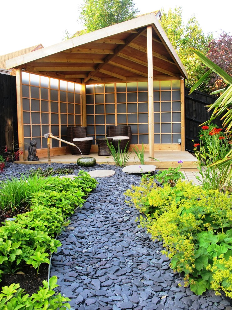 Ejemplo de jardín de estilo zen de tamaño medio con fuente
