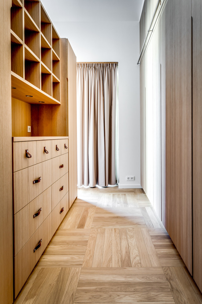 Imagen de armario y vestidor contemporáneo con suelo beige