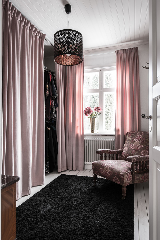 Источник вдохновения для домашнего уюта: гардеробная комната среднего размера в классическом стиле с со шторками вместо дверей для женщин