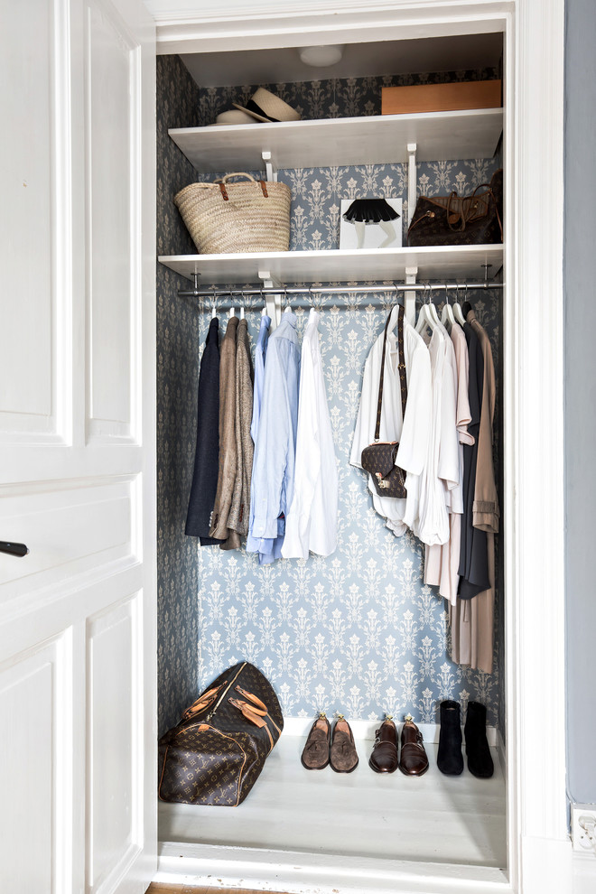 Imagen de armario vestidor unisex clásico pequeño con suelo de madera pintada y suelo blanco