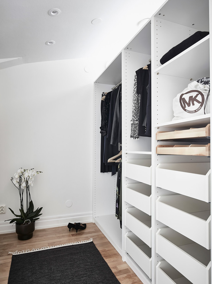 Example of a minimalist closet design in Gothenburg
