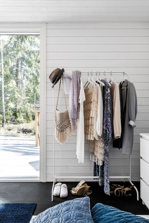 Idéer för att renovera en liten nordisk garderob för kvinnor, med öppna hyllor, mörkt trägolv och svart golv