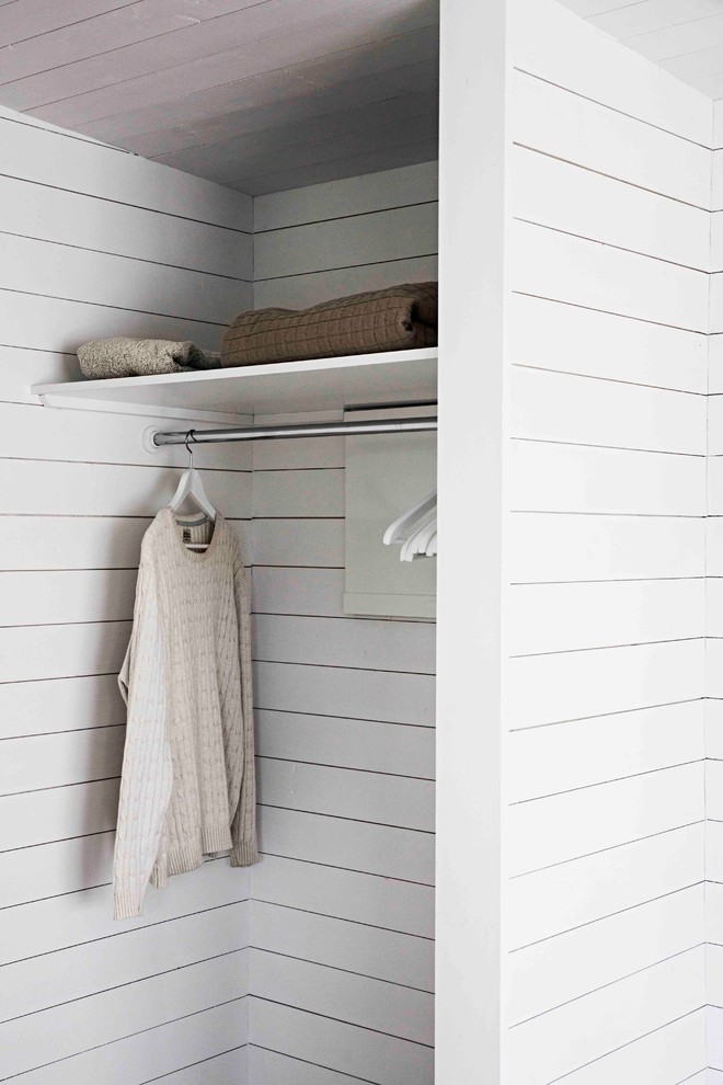 Bild på ett mellanstort minimalistiskt walk-in-closet för könsneutrala, med öppna hyllor och vita skåp