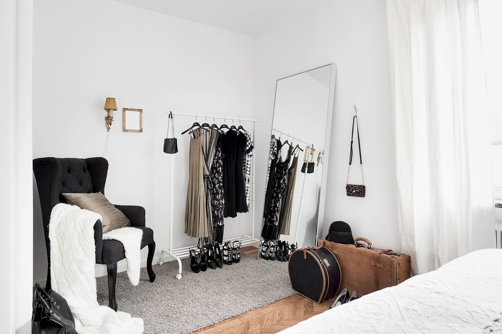 Inspiration för en mellanstor minimalistisk garderob, med mellanmörkt trägolv och brunt golv
