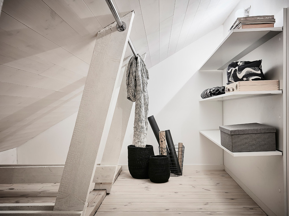 Свежая идея для дизайна: гардеробная в скандинавском стиле - отличное фото интерьера