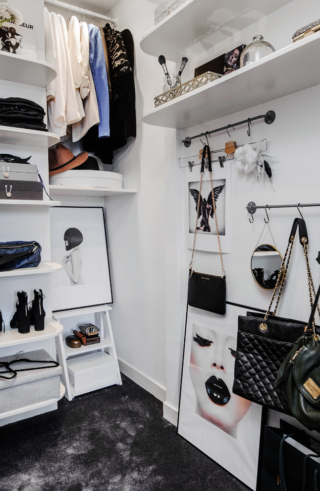 Foto på ett stort minimalistiskt walk-in-closet för kvinnor, med öppna hyllor, vita skåp och heltäckningsmatta