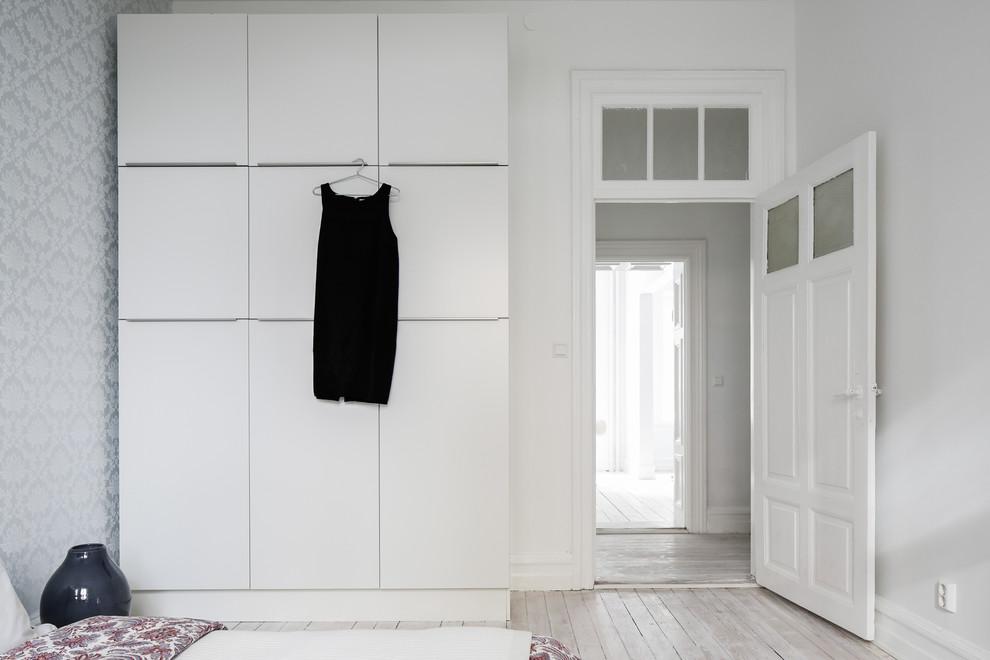 This is an example of a contemporary wardrobe in Malmo.