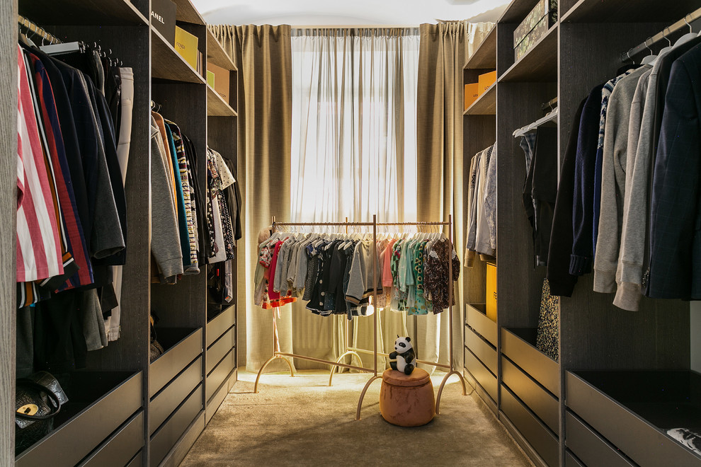 На фото: гардеробная комната в скандинавском стиле с плоскими фасадами, серыми фасадами, ковровым покрытием и серым полом для женщин с
