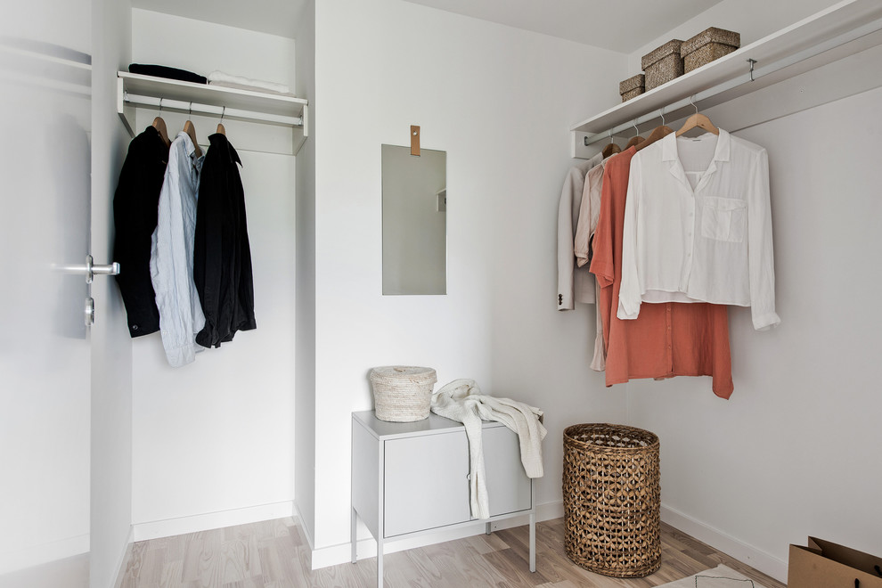 Идея дизайна: гардеробная комната унисекс в скандинавском стиле с светлым паркетным полом и бежевым полом