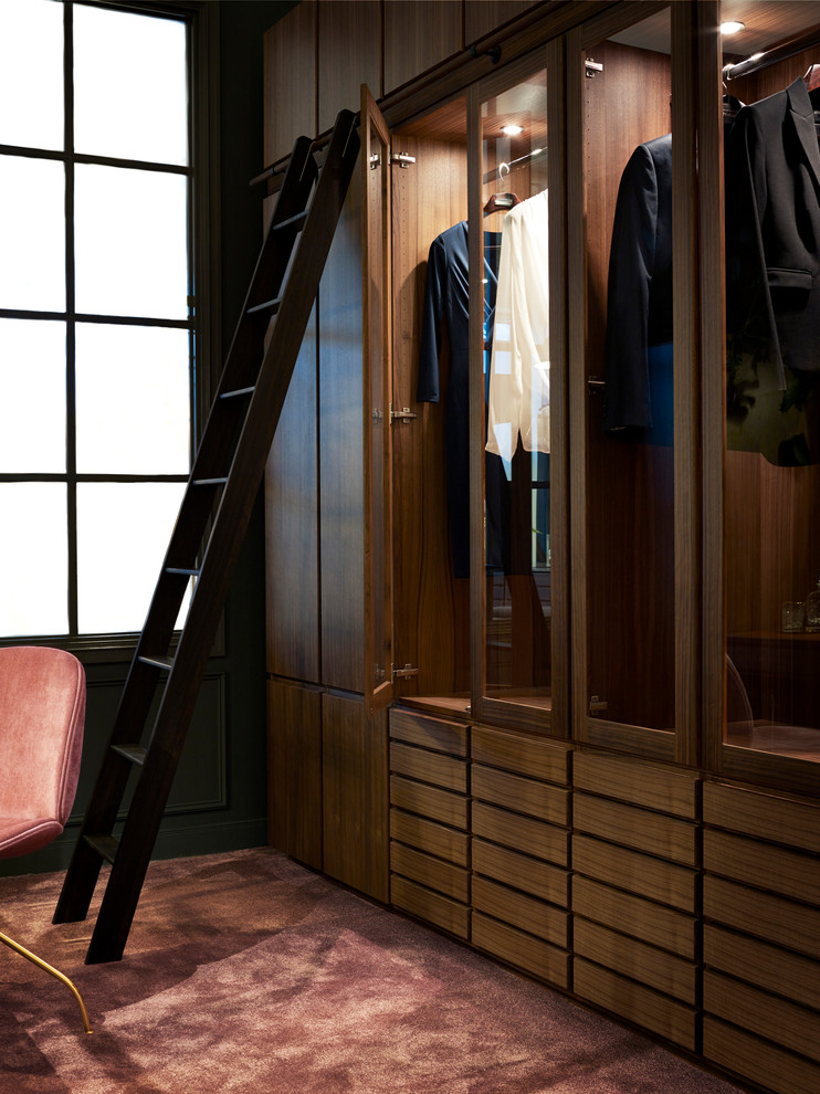 Mittelgroßer Klassischer Begehbarer Kleiderschrank mit hellbraunen Holzschränken, Teppichboden, rosa Boden und Glasfronten in Stockholm