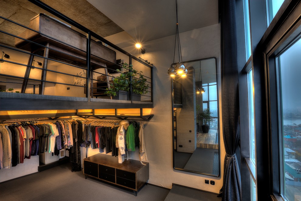 Eklektisk inredning av ett stort walk-in-closet för män, med släta luckor, svarta skåp, heltäckningsmatta och grått golv