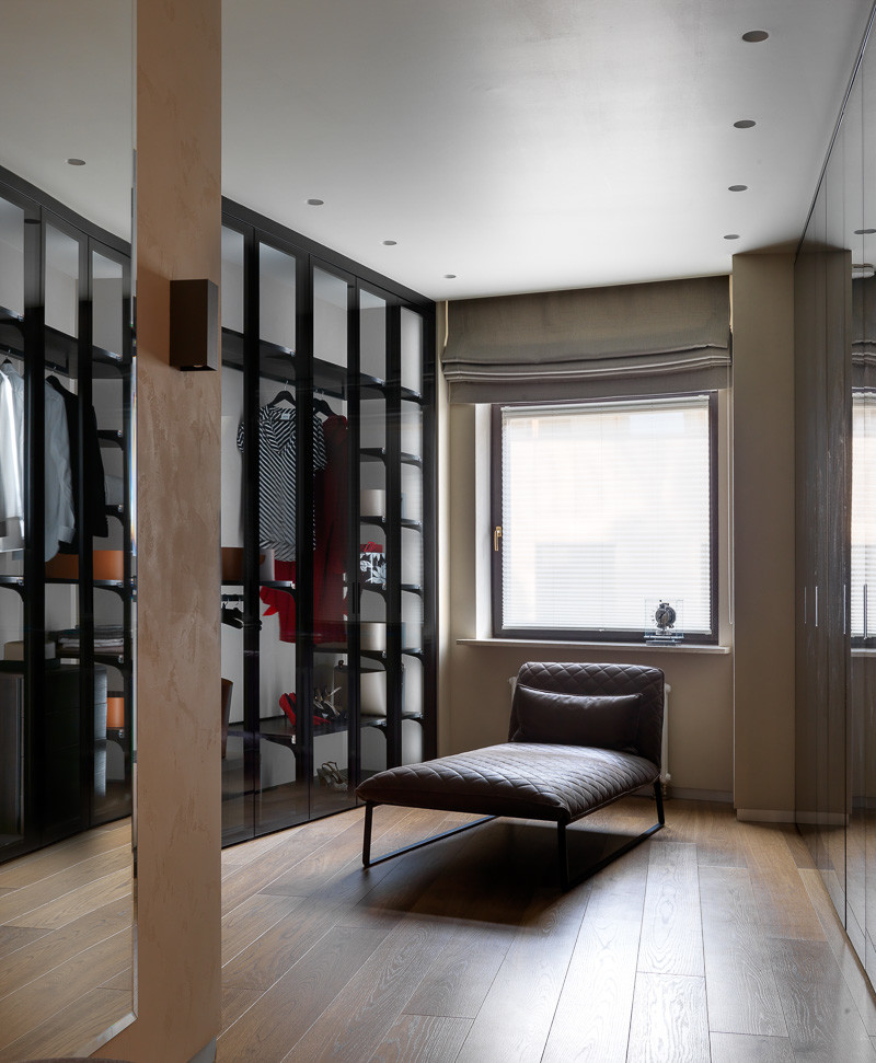 Стильный дизайн: гардеробная комната в современном стиле с стеклянными фасадами - последний тренд