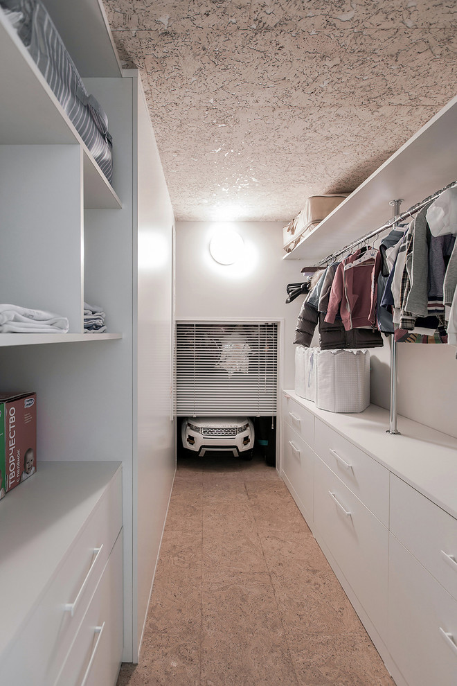 Inspiration för små moderna walk-in-closets för könsneutrala, med vita skåp