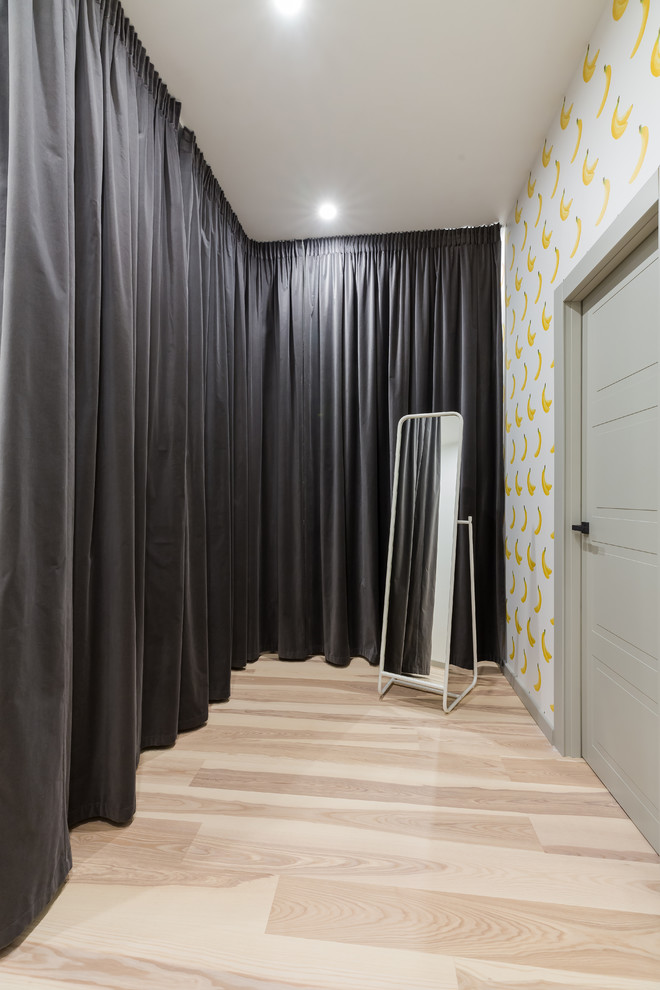 Inspiration pour un dressing room de taille moyenne et neutre avec un sol en carrelage de céramique, des portes de placard grises et un sol beige.