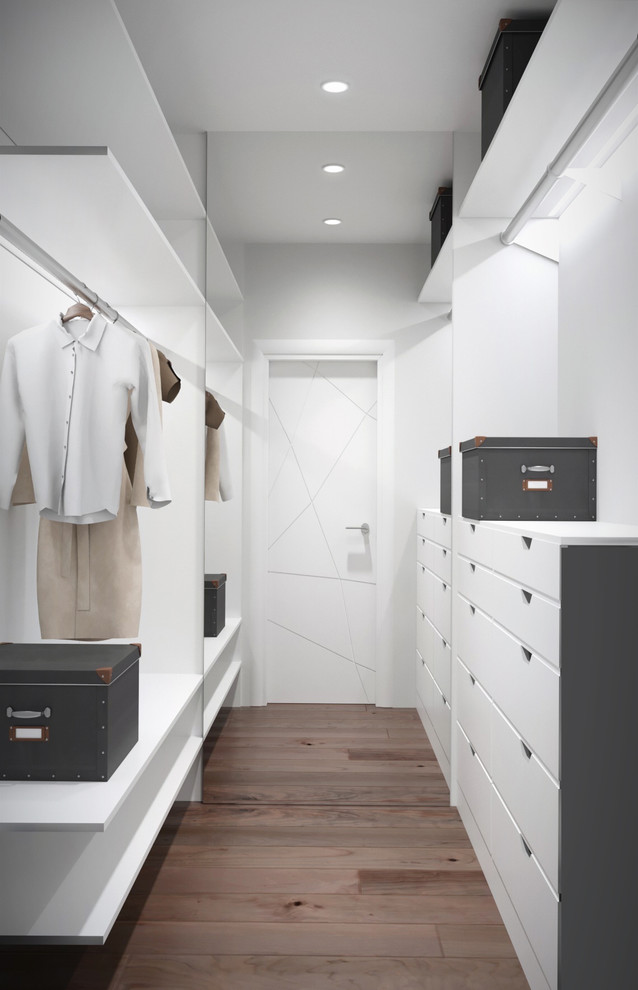 Esempio di una piccola cabina armadio unisex contemporanea con nessun'anta, ante bianche, pavimento in laminato e pavimento marrone