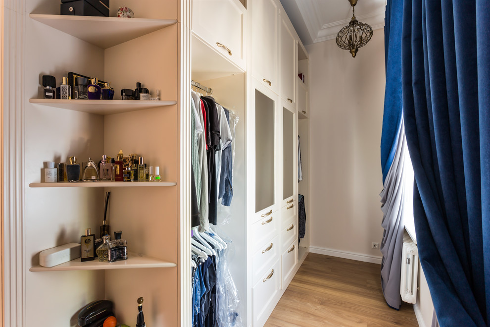 Idéer för att renovera ett litet vintage walk-in-closet för kvinnor, med luckor med upphöjd panel, beige skåp, laminatgolv och beiget golv
