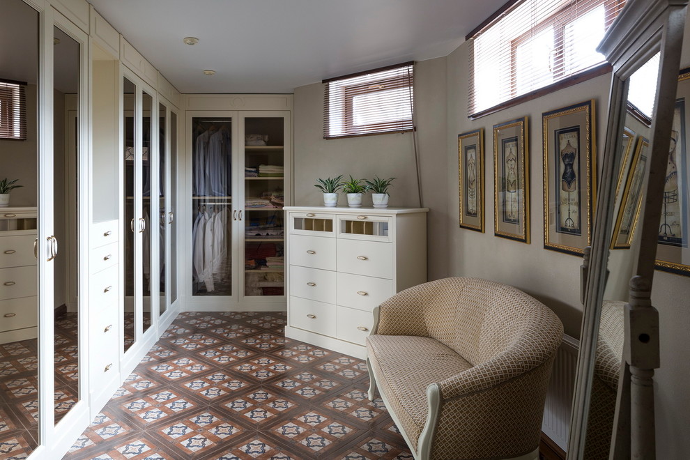 Источник вдохновения для домашнего уюта: шкаф в нише среднего размера в стиле неоклассика (современная классика) с стеклянными фасадами, белыми фасадами и полом из керамической плитки