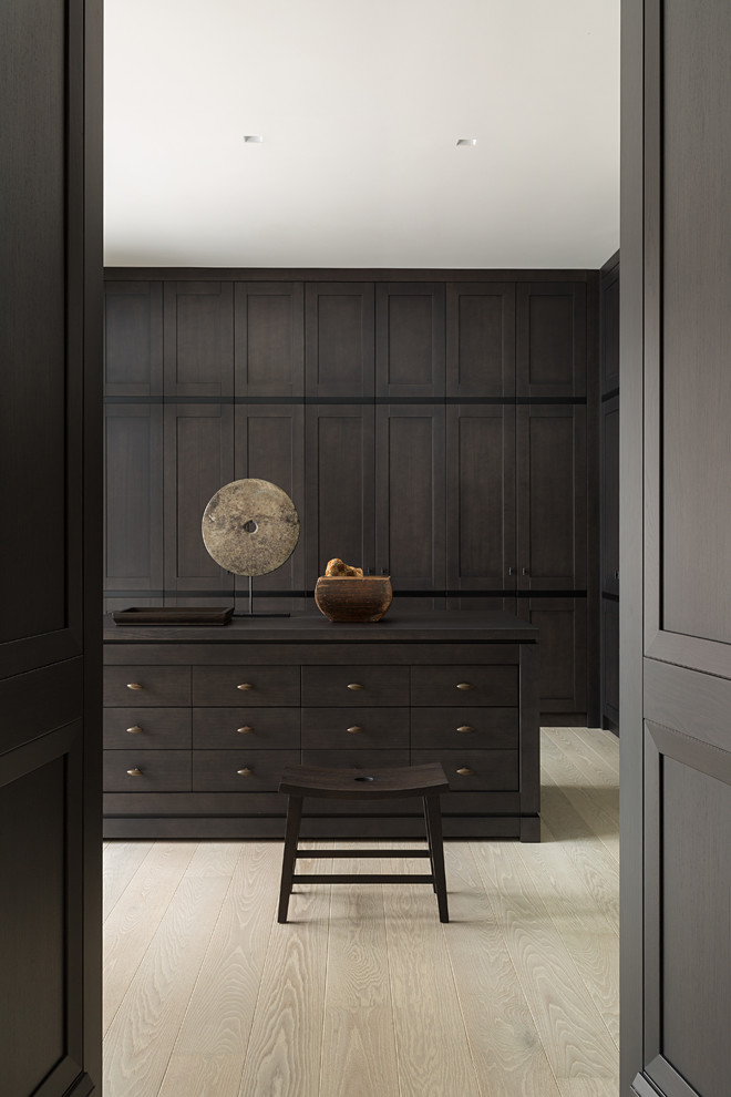 Ejemplo de vestidor contemporáneo con puertas de armario de madera en tonos medios, suelo de madera clara y suelo beige