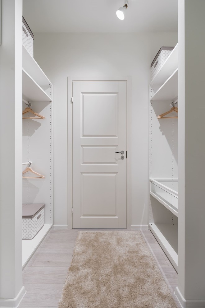 Diseño de armario vestidor unisex escandinavo pequeño con armarios abiertos, suelo laminado y suelo gris