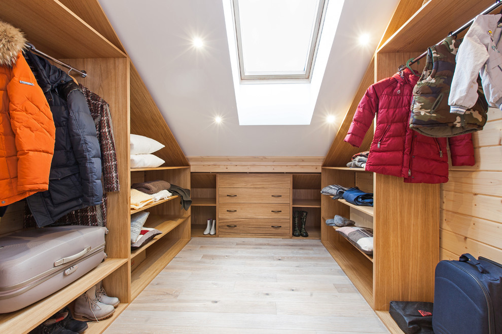 Imagen de armario y vestidor unisex contemporáneo con armarios abiertos, puertas de armario de madera oscura y suelo de madera clara
