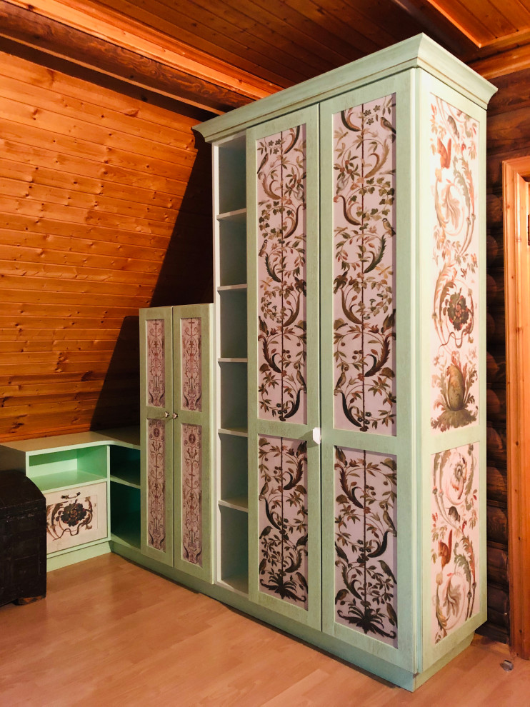 Idéer för att renovera ett mellanstort rustikt walk-in-closet