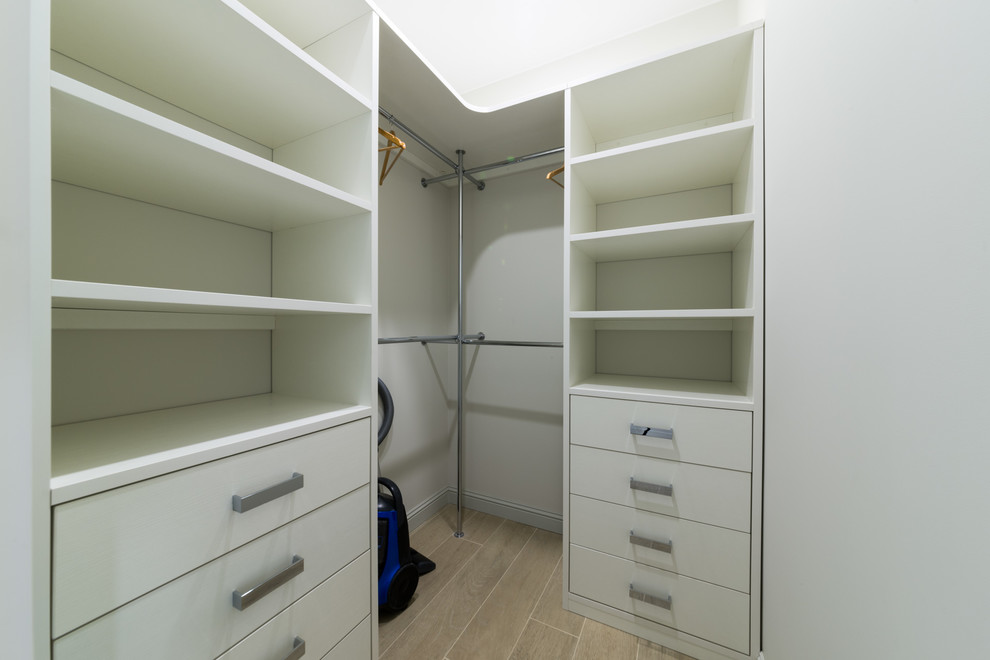 Immagine di una cabina armadio per uomo minimal di medie dimensioni con nessun'anta, ante bianche, pavimento con piastrelle in ceramica e pavimento grigio