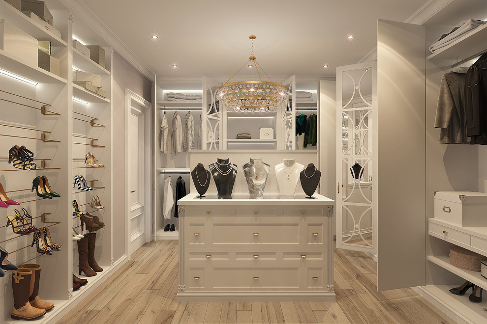 Ejemplo de armario vestidor de mujer clásico renovado grande con suelo de madera clara, suelo beige, armarios estilo shaker y puertas de armario blancas