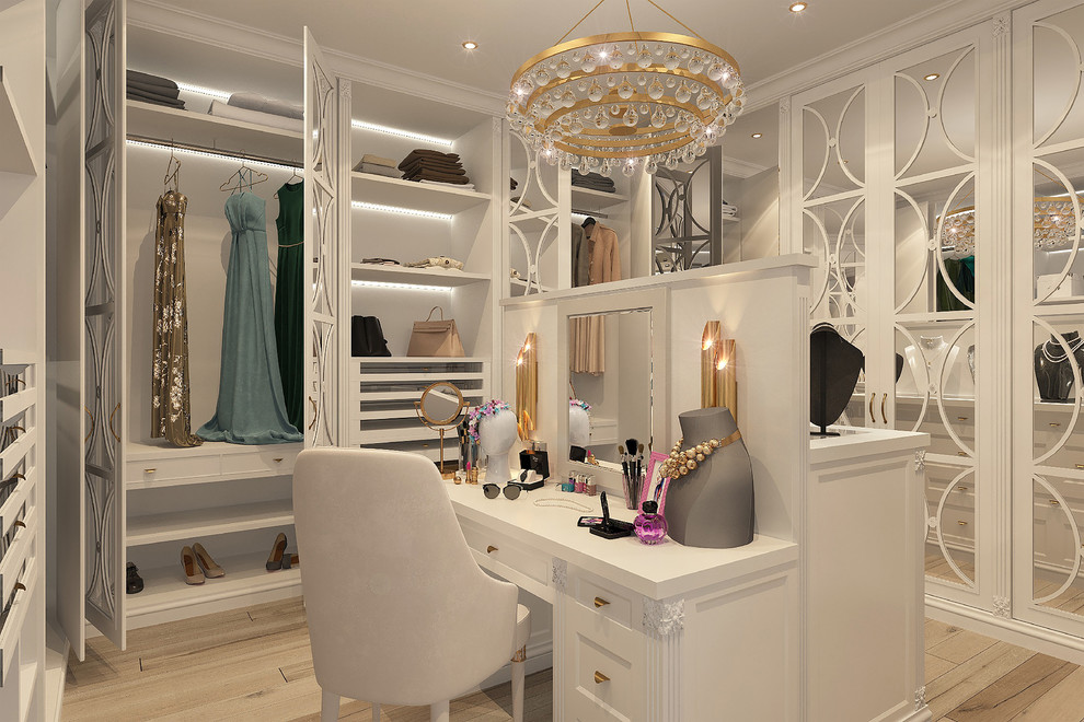 Пример оригинального дизайна: большая гардеробная комната в стиле неоклассика (современная классика) с светлым паркетным полом, бежевым полом, фасадами в стиле шейкер и белыми фасадами для женщин