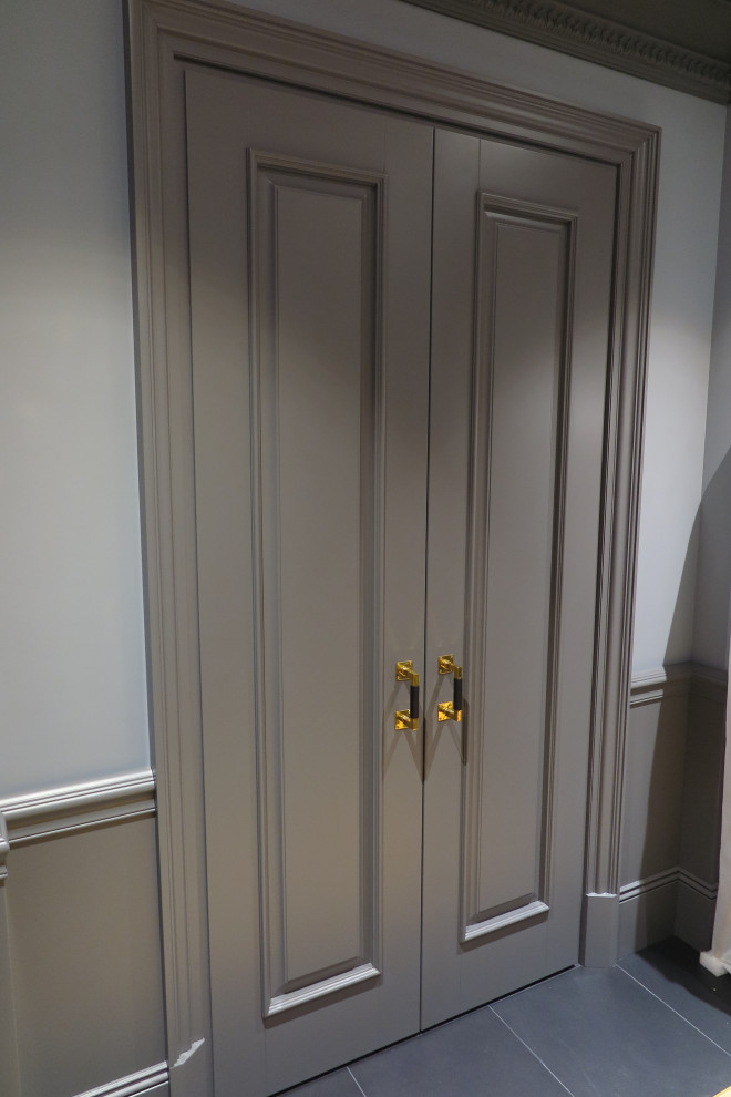 Ejemplo de armario vestidor actual grande con suelo de baldosas de cerámica y suelo gris