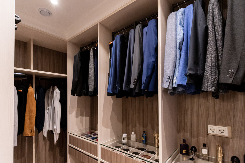 Inspiration for a contemporary closet remodel in Moscow