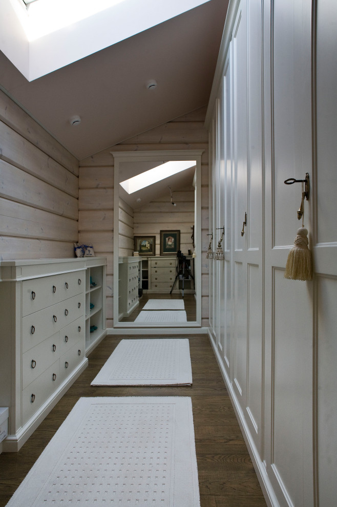 На фото: шкаф в нише среднего размера в стиле неоклассика (современная классика) с